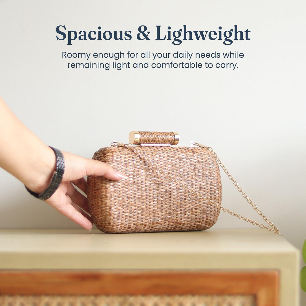 Fine Living Straw Clutch Purse for Women – Hand Woven Crossbody Bag Women's Shoulder Handbags with 2 detachable chains Raffia Wicker Rattan Evening Bag for Winter Wedding Vacation & Casual Outfits Sustainable Stylish