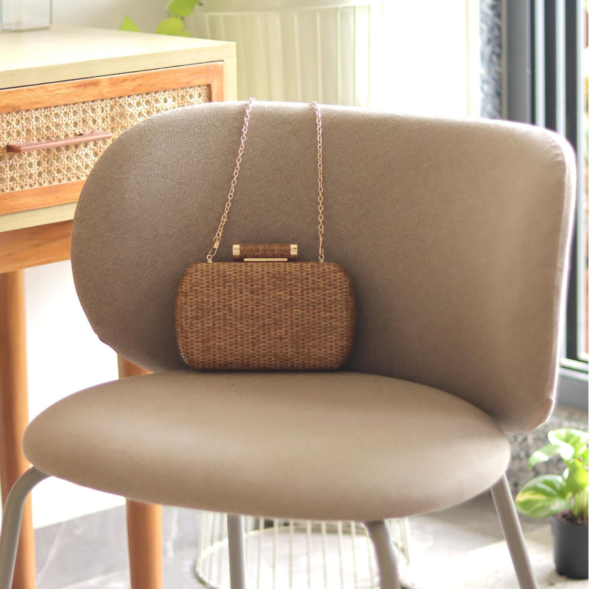 Fine Living Straw Clutch Purse for Women – Hand Woven Crossbody Bag Women's Shoulder Handbags with 2 detachable chains Raffia Wicker Rattan Evening Bag for Winter Wedding Vacation & Casual Outfits  Sustainable Stylish