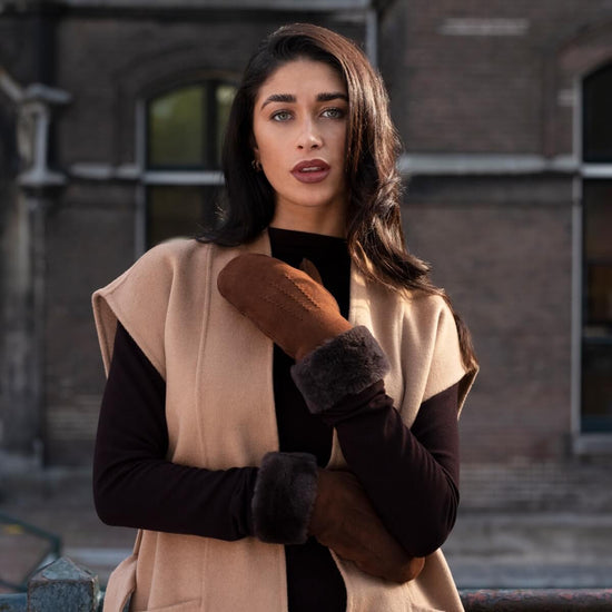 Brooke (brown) – Suede mittens with luxurious sheep fur lining