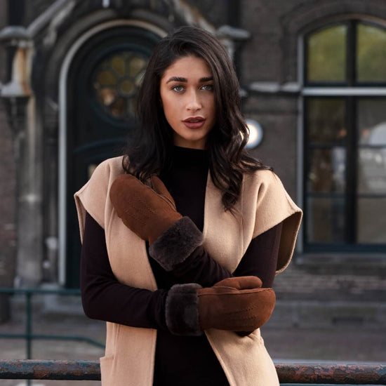 Brooke (brown) – Suede mittens with luxurious sheep fur lining