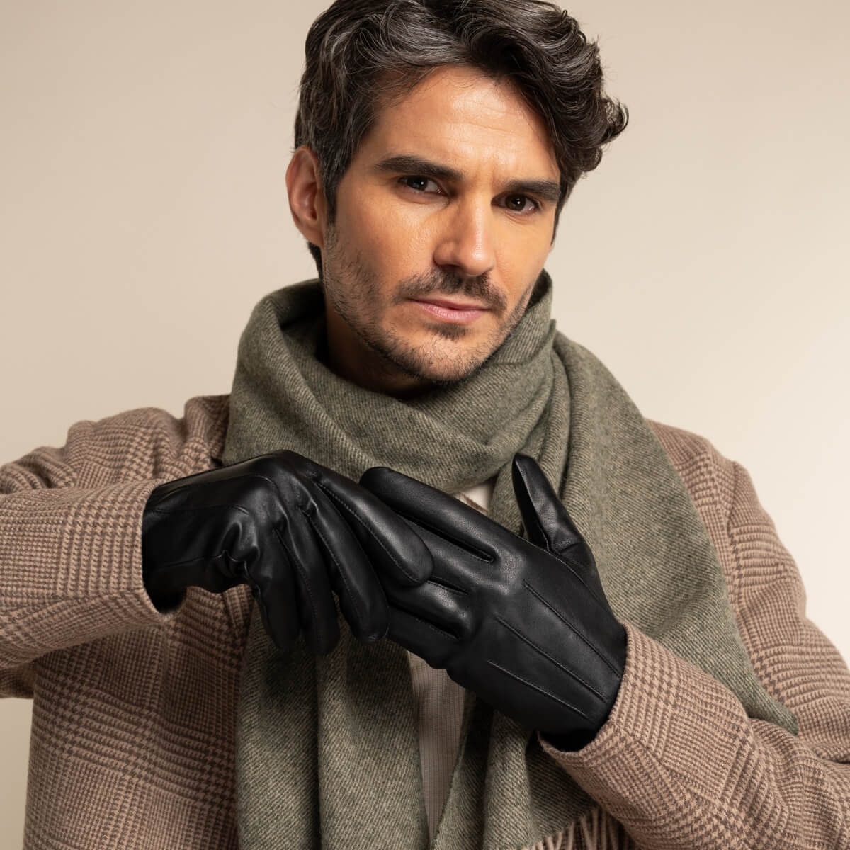 Elijah (black) – Timeless sheepskin leather gloves with luxurious cashmere lining & touchscreen capability