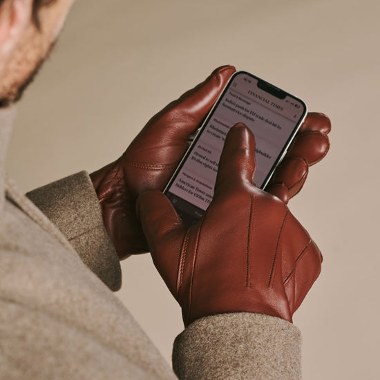 Ezra (brown) - Lambskin leather gloves with warm rabbit fur lining and touchscreen feature