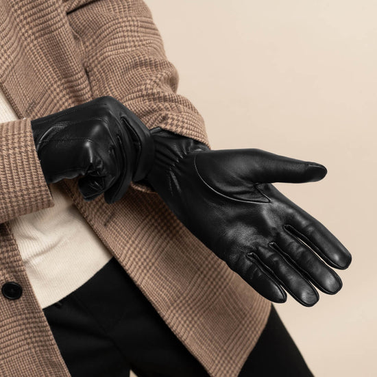 Julian (black) - Classic sheepskin leather gloves with warm fleece lining and touchscreen feature