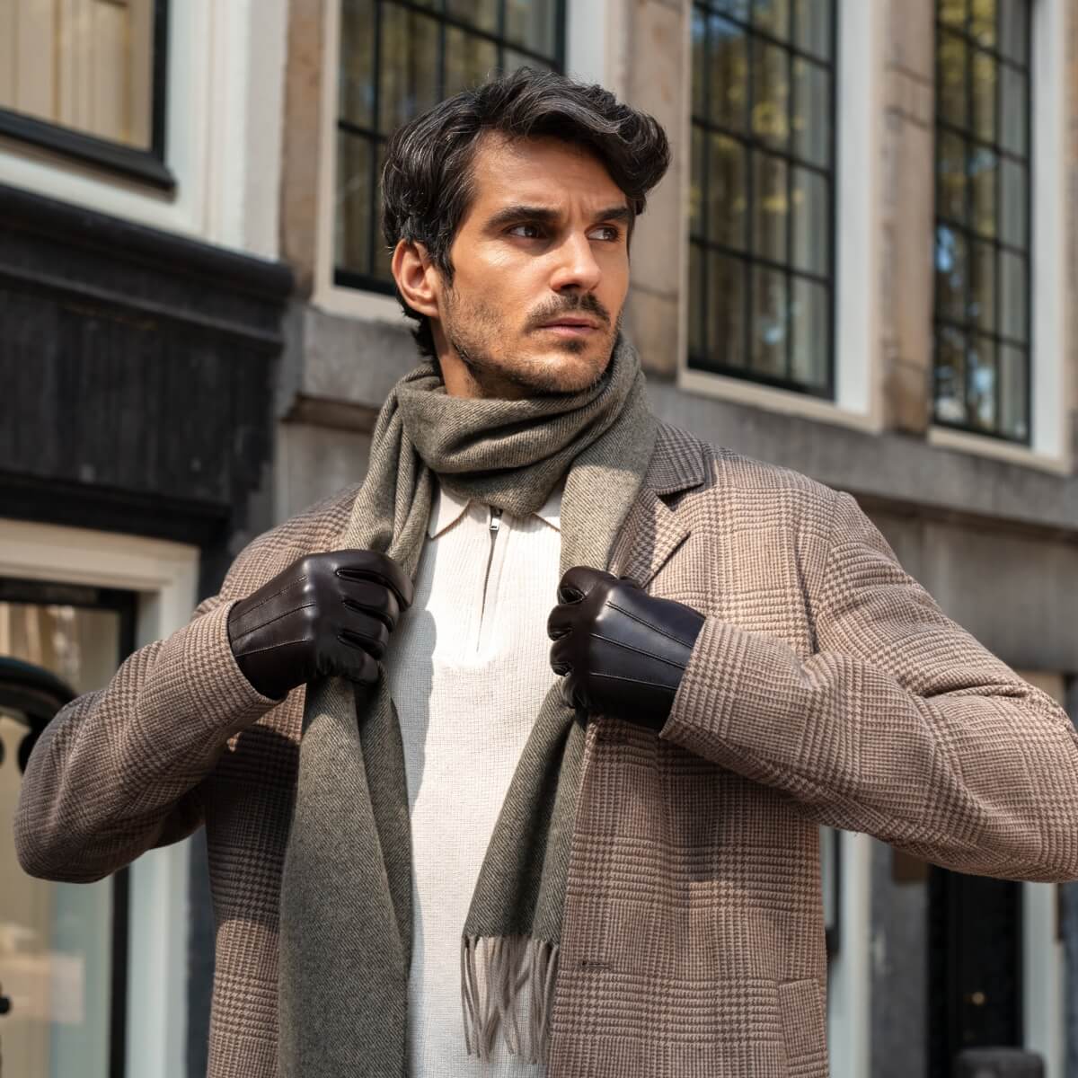 Julian (dark brown) - Classic sheepskin leather gloves with warm fleece lining and touchscreen feature