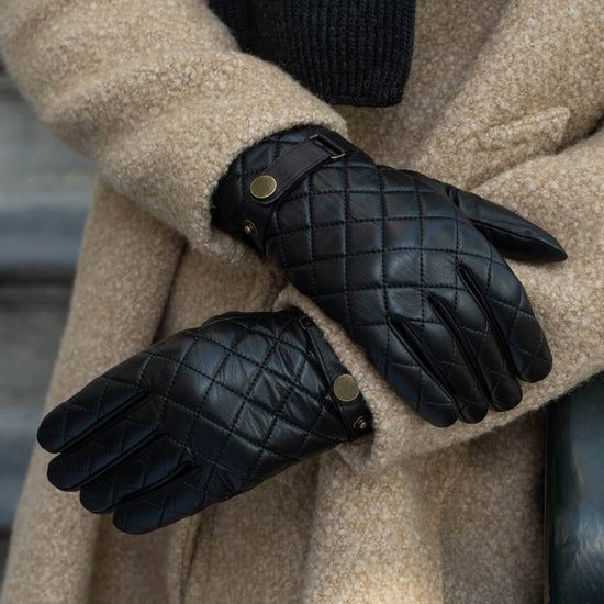 Sebastian (black) – Sheepskin leather gloves with snap closure & touchscreen feature