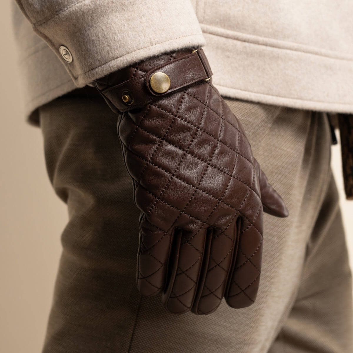 Sebastian (brown) – Sheepskin leather gloves with snap closure & touchscreen feature