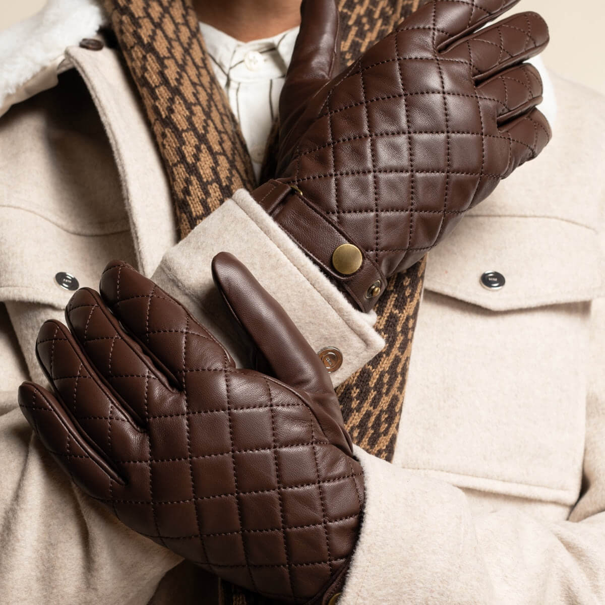 Sebastian (brown) – Sheepskin leather gloves with snap closure & touchscreen feature