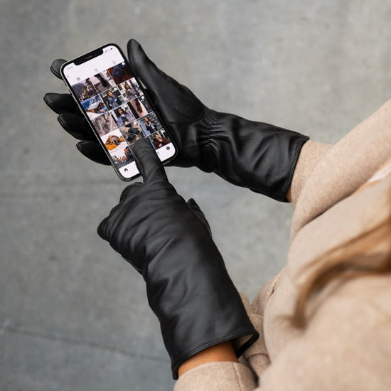 Skylar (black) – Extra-long sheepskin leather gloves with wool/cashmere lining & touchscreen capability