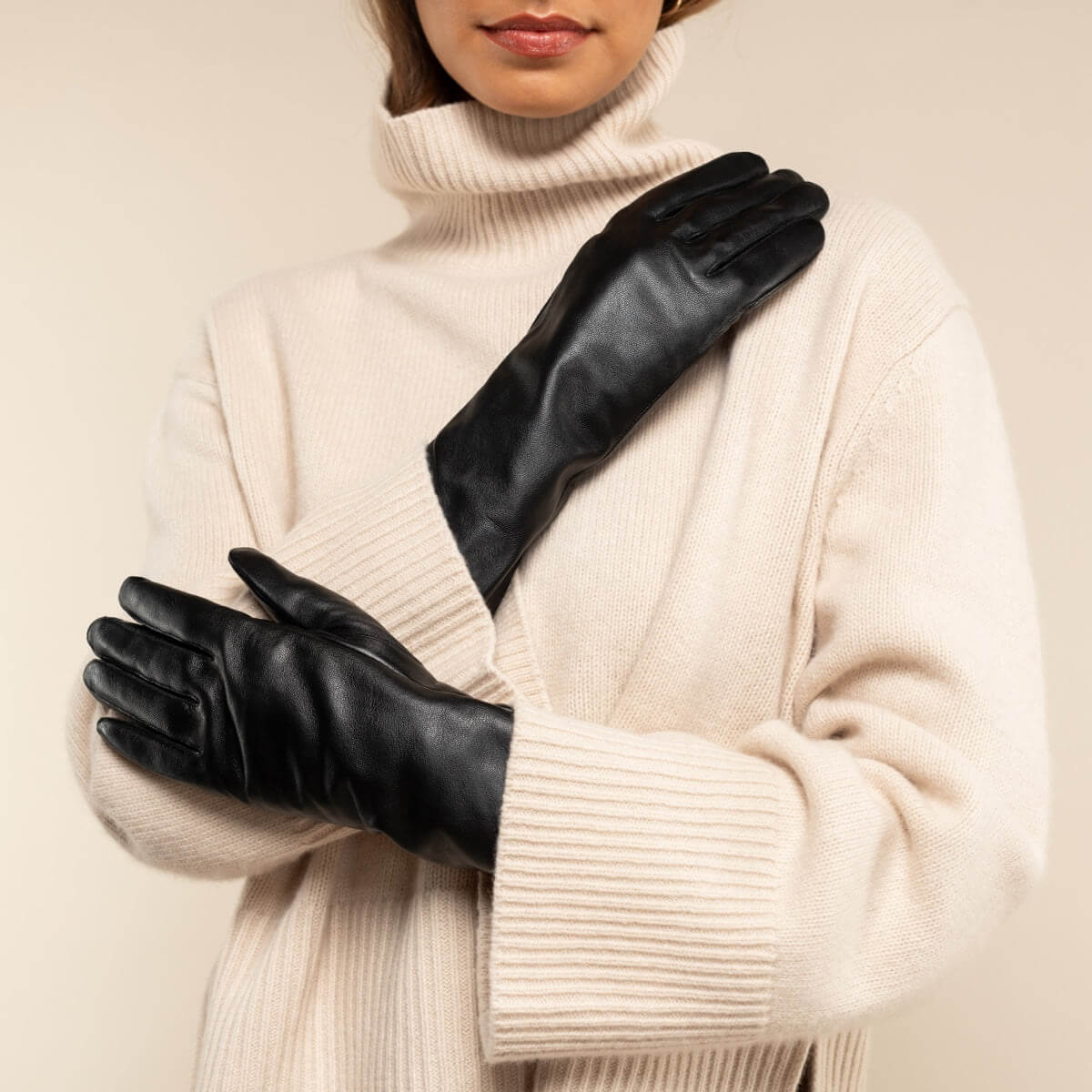 Skylar (black) – Extra-long sheepskin leather gloves with wool/cashmere lining & touchscreen capability