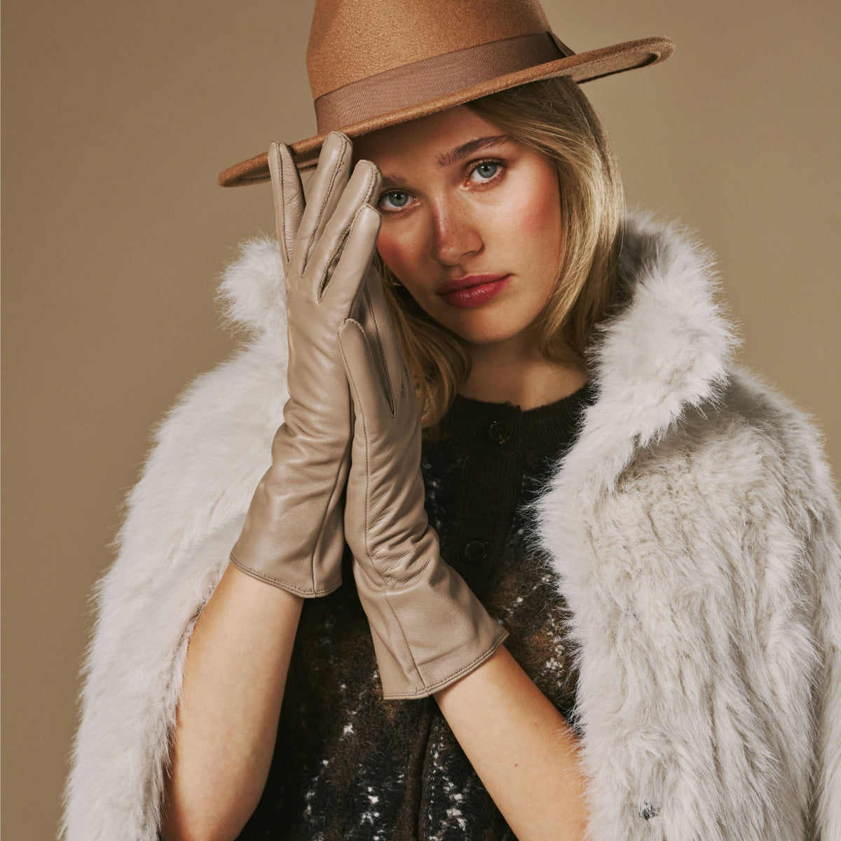 Skylar (taupe) – Extra-long sheepskin leather gloves with wool/cashmere lining & touchscreen capability