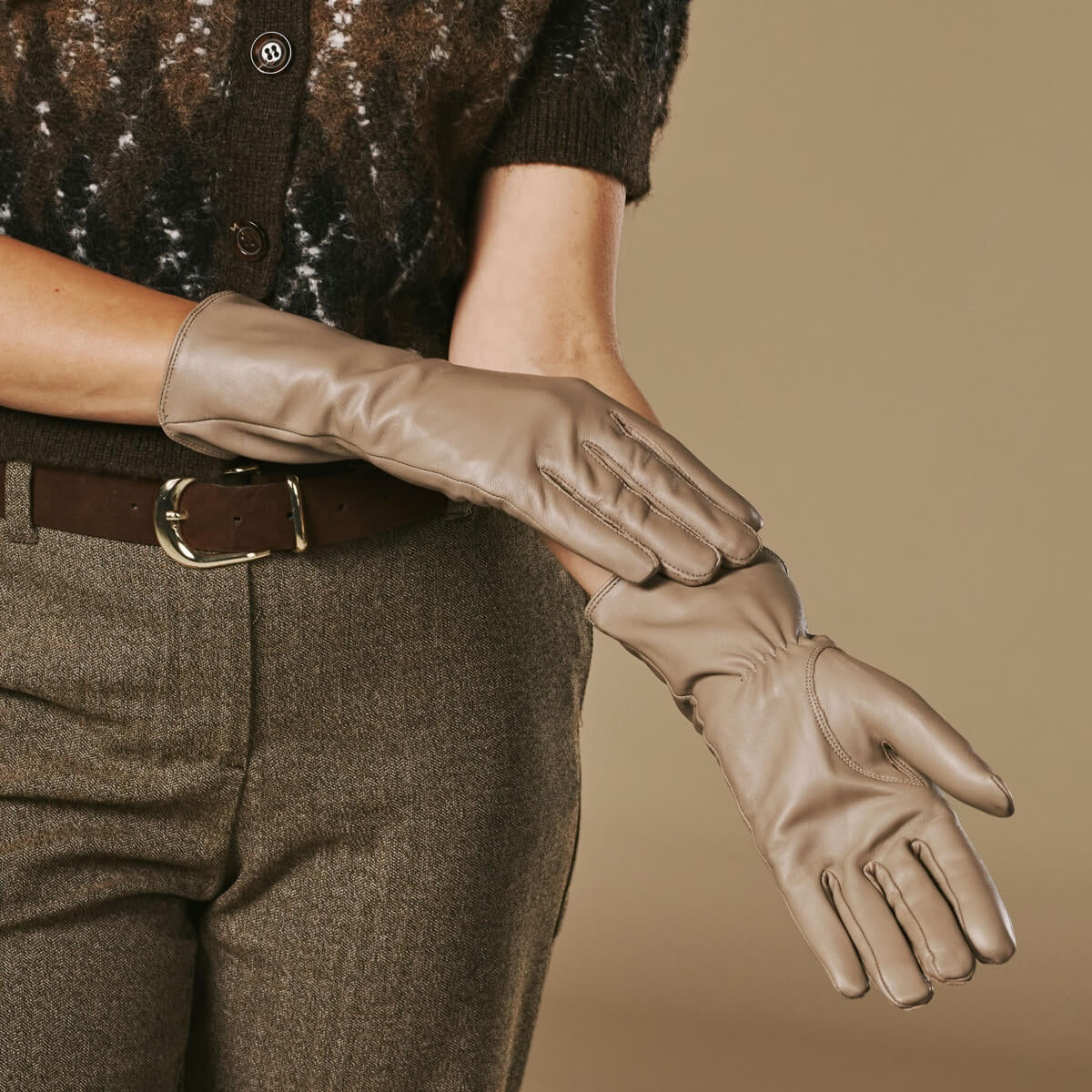 Skylar (taupe) – Extra-long sheepskin leather gloves with wool/cashmere lining & touchscreen capability