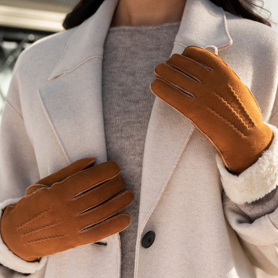 Sydney (camel) – Suede leather gloves with luxurious sheep fur lining