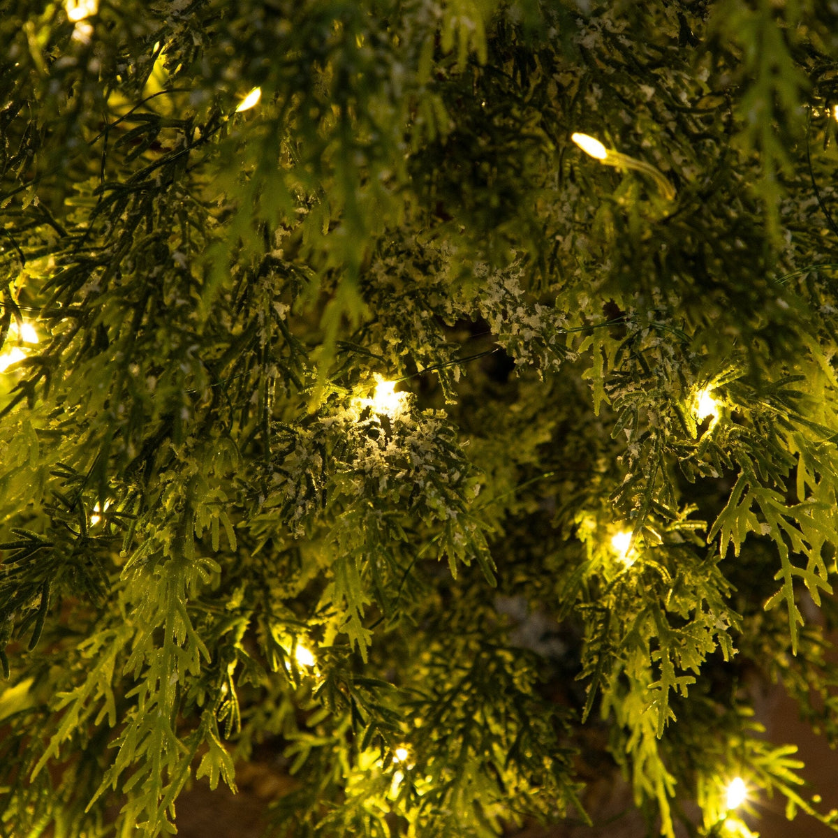 5' Pre-Lit Artificial Snowed Cypress Christmas Tree with 140 LED Lights in Hyacinth Basket, Christmas tree for living room, entryway or seasonal display