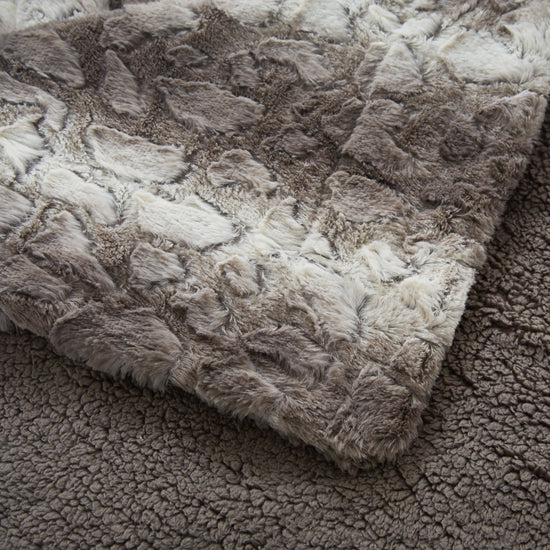 Tache Silver Snow Giraffe Faux Fur Throw Blanket (DY16)